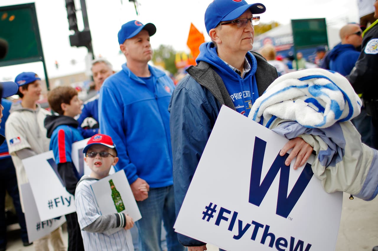 Desde temprano Fans los Cubs se dieron cita en el Wrigley Field por el cuarto juego contra los Cardenales. Hoy podría hacerse historia.