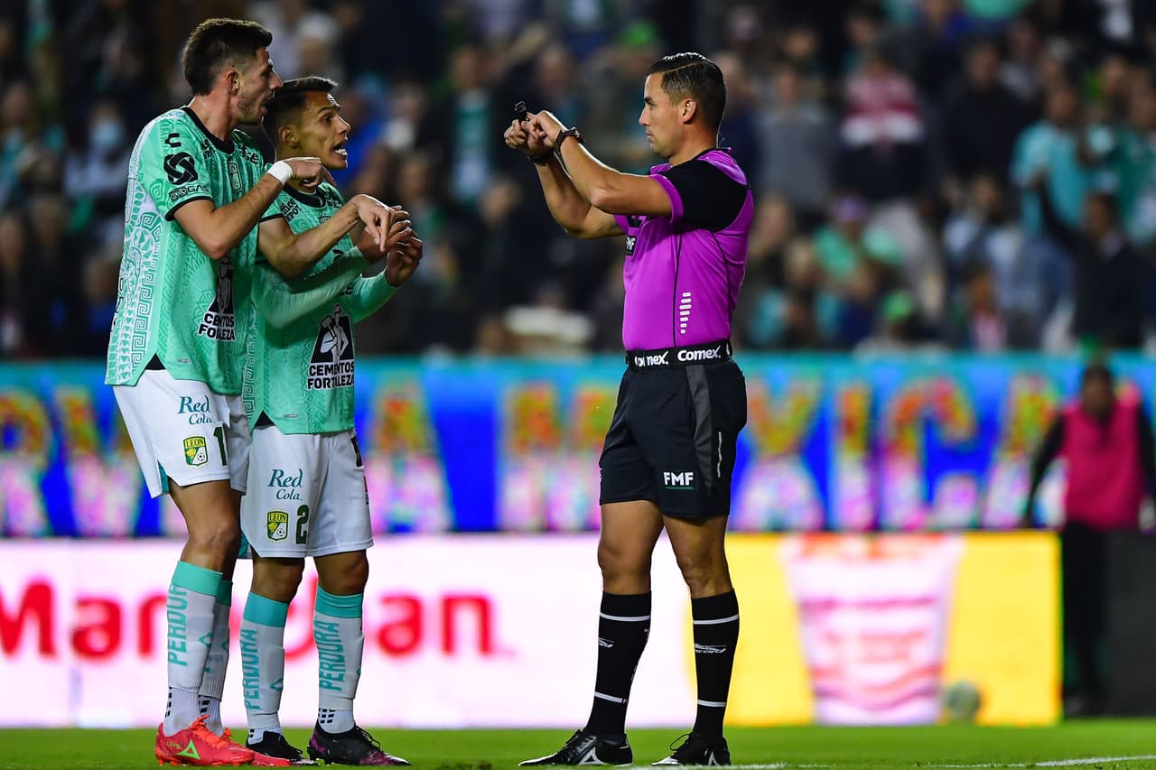 El León vino de atrás para derrotar al Necaxa y con ello sacar el primer triunfo del torneo.