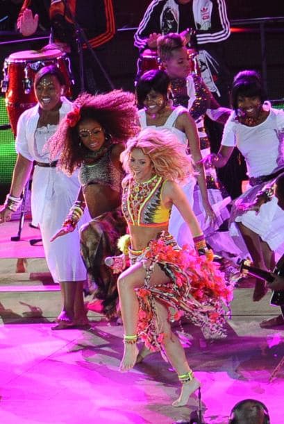 Shakira sorprendió al mundo con su tema 'Waka Waka".Mira aquí los videos más chismosos.