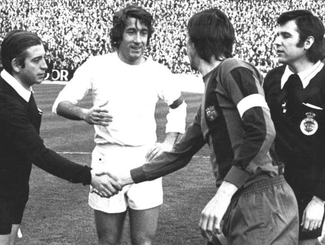 Manolo Velázquez saluda a Johan Cruyff en un clásico Real Madrid-Barcelona