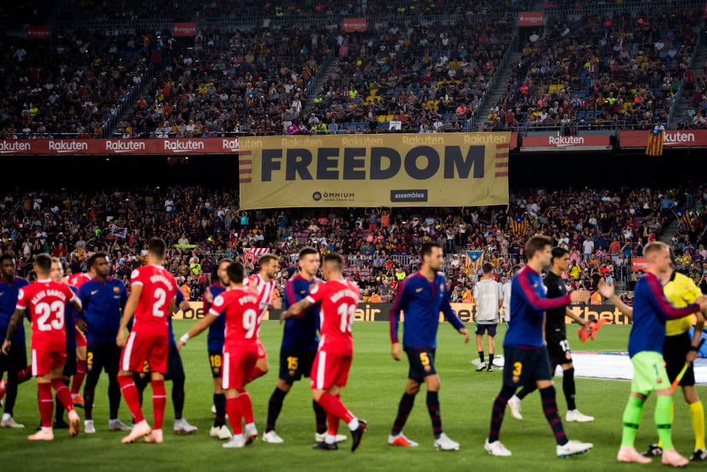 "Libertad" en referencia a Cataluña, la bandera de los fanáticos en el Camp Nou, recordando que el juego de vuelta entre Girona y Barcelona podría disputarse en Estados Unidos.