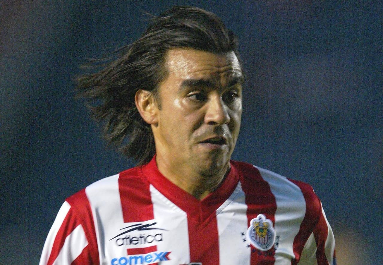 Todo mundo quería que Gustavo Napoles anotara con las Chivas, su festejo era 'hermoso' retorciéndose en el suelo como un verdadero gusano. Hizo 35 tantos y se quedó con el corazón de la afici´ón.