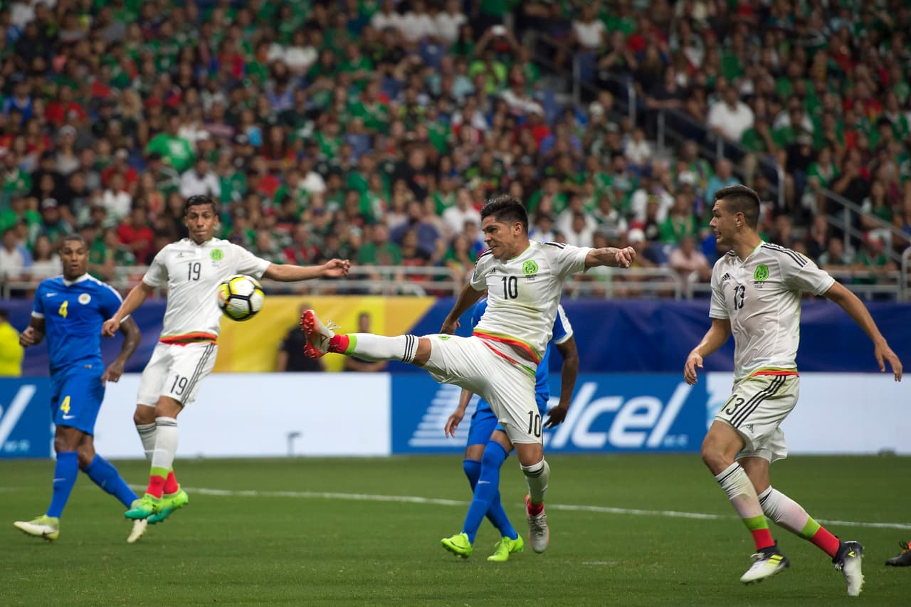 El trámite del juego pronto inclinó el marcador a favor de México, cuya experiencia se hizo notar en la cancha.