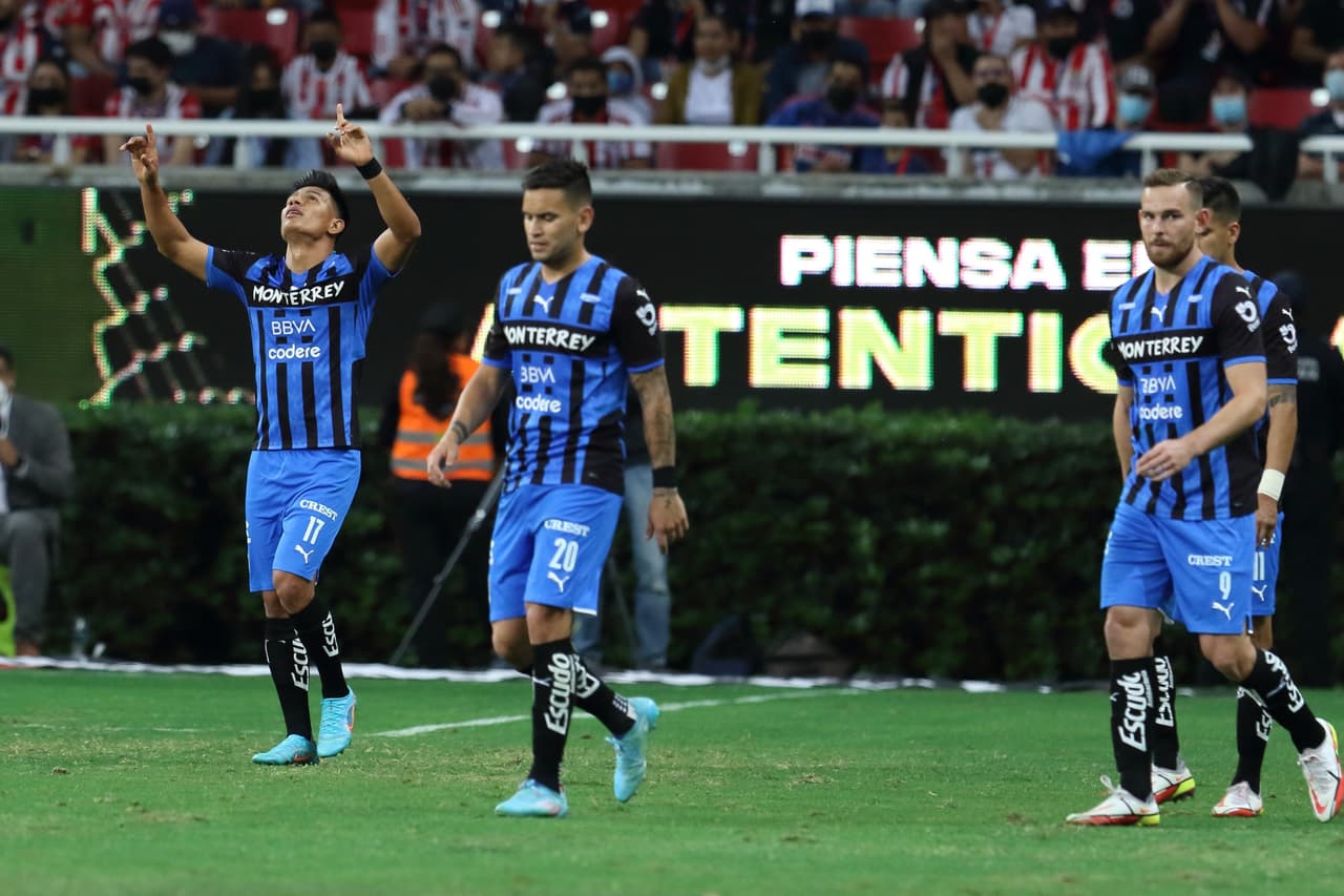 Chivas comenzó ganando con gol de Ángel Zaldíver, pero Rayados reaccionó y con goles de Gallardo, Vegas y un ‘osote’ de Miguel Jiménez terminó por vencer y hundir a un Guadalajara que podría quedarse sin DT.