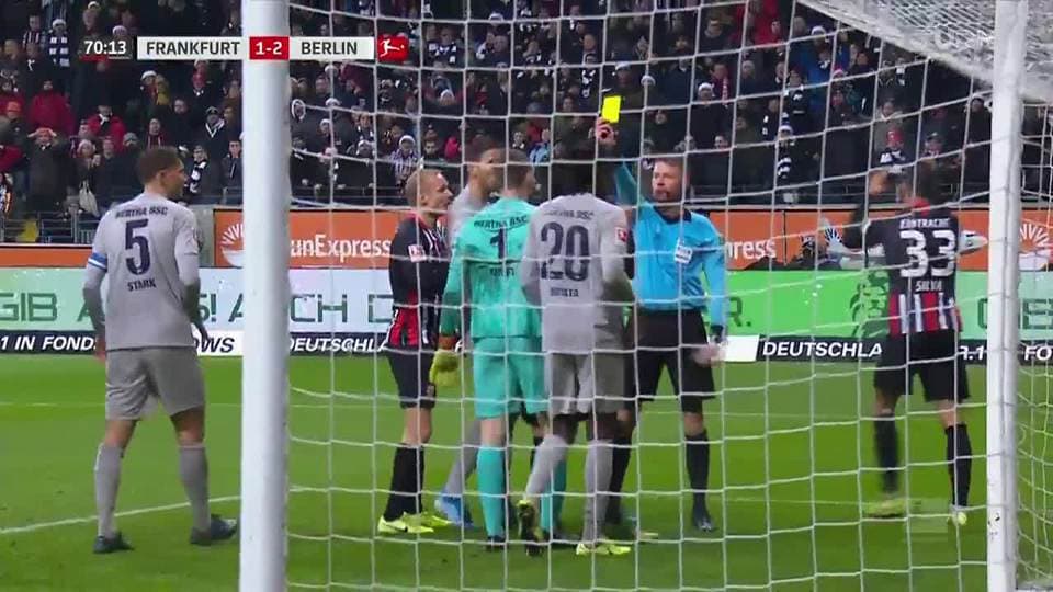 Tarjeta amarilla. El árbitro amonesta a Gonçalo Paciência de Eintracht Frankfurt