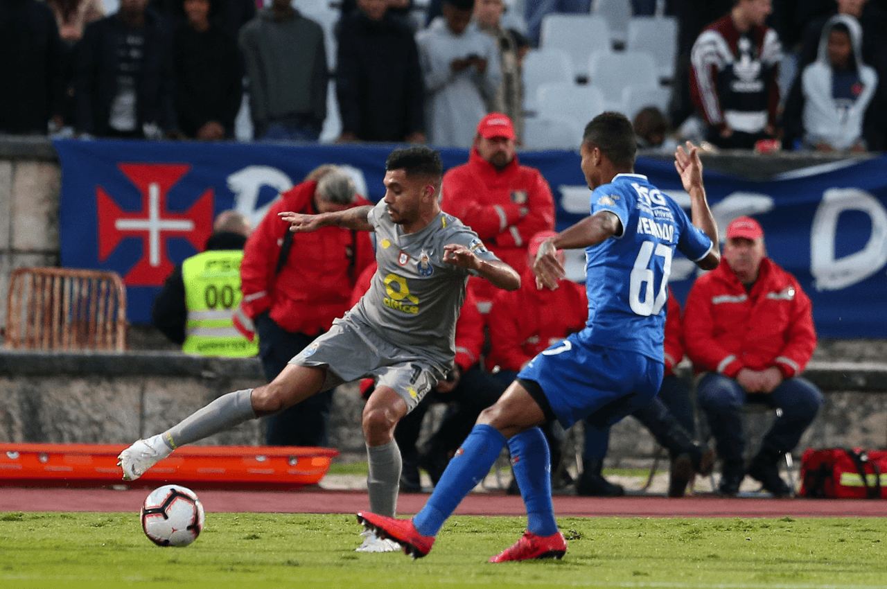 El mexicano Jesús 'Tecatito' Corona, buscó la forma de igualar el partido en el primer tiempo.