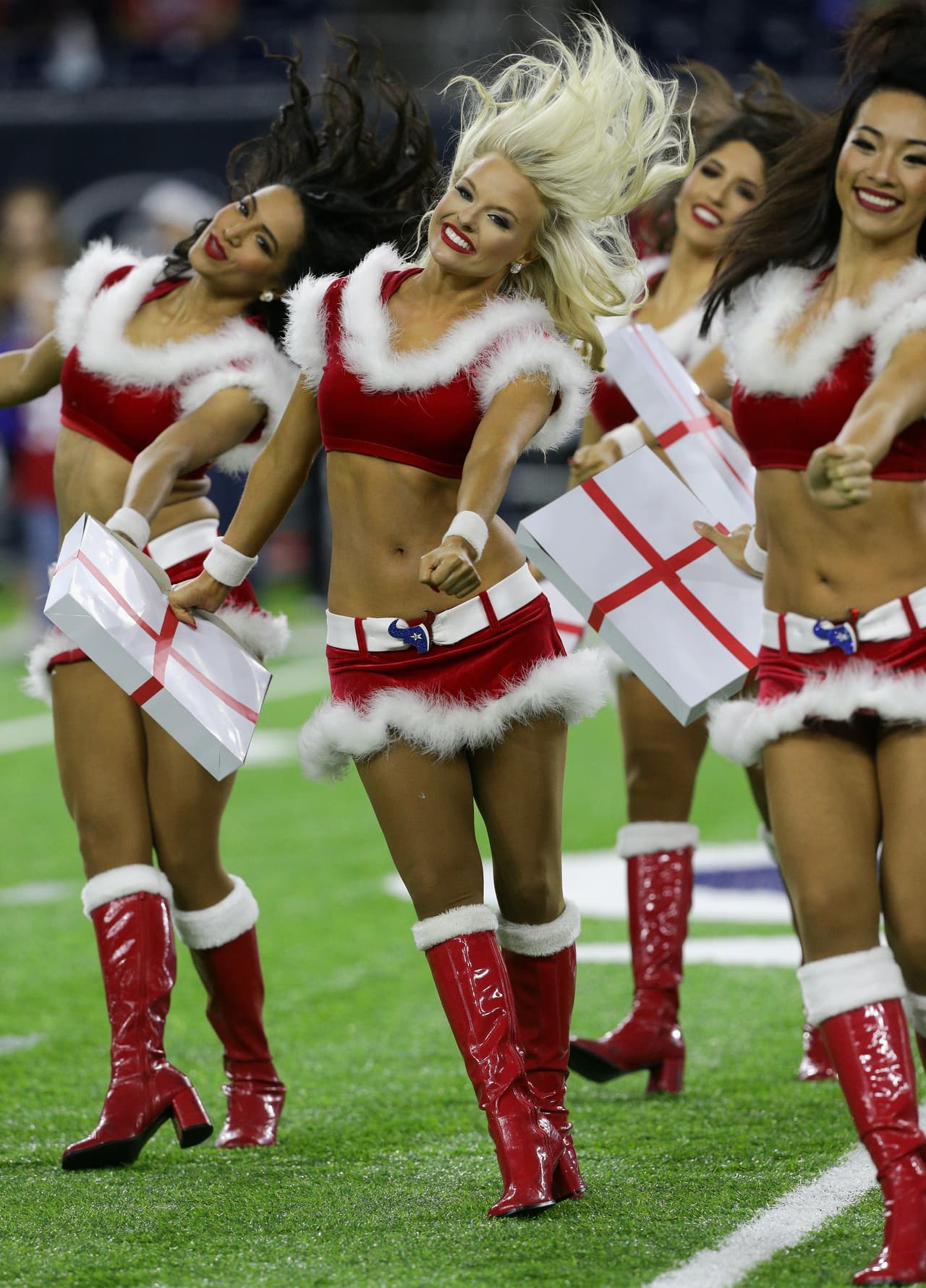 Los colores de la Navidad y personajes representativos como Santa Claus, el Grinch y los renos estuvieron en la jornada de la NFL, que tuvo en la belleza de las animadoras y la alegría de los fanáticos la combinación perfecta.