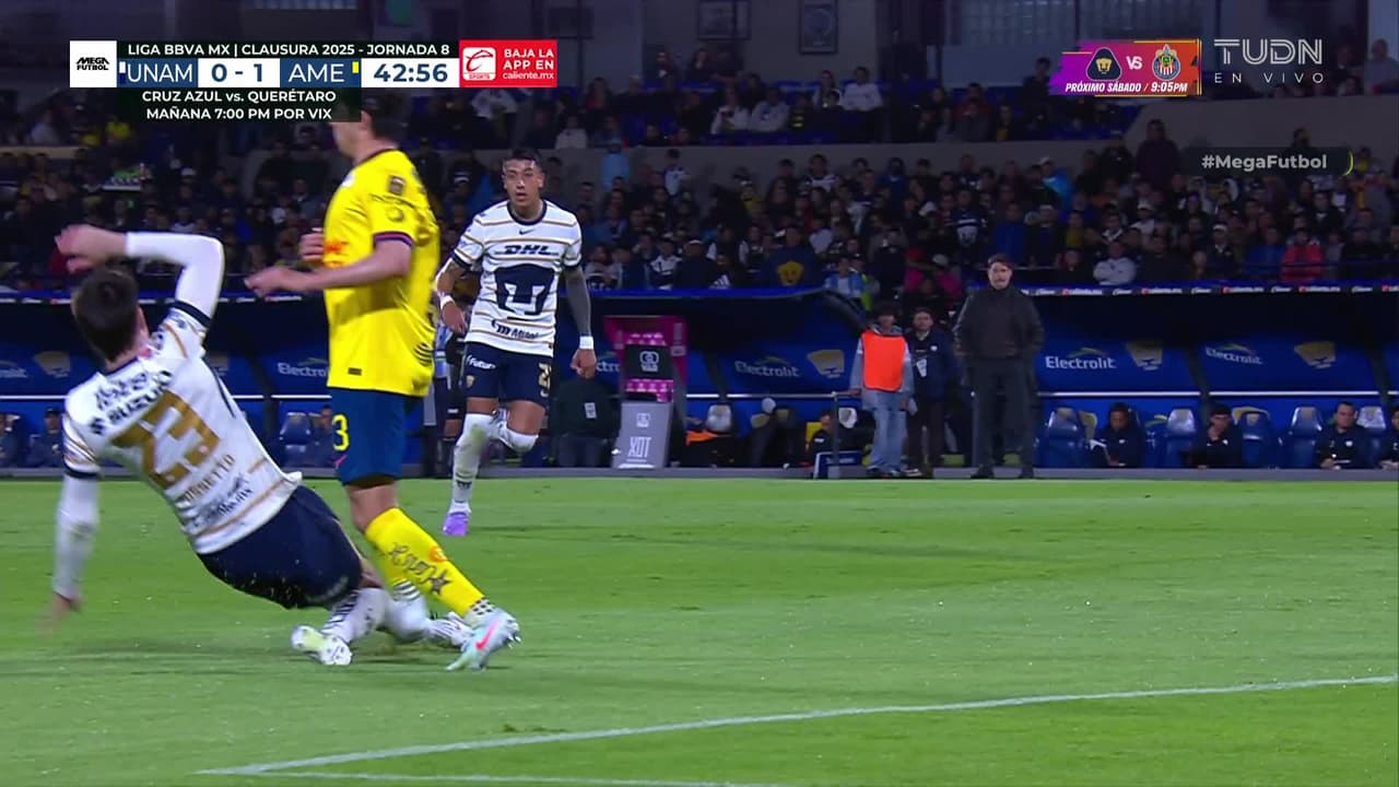 ¿Era roja para Pussetto? El delantero se lleva puesto a Alan Cervantes