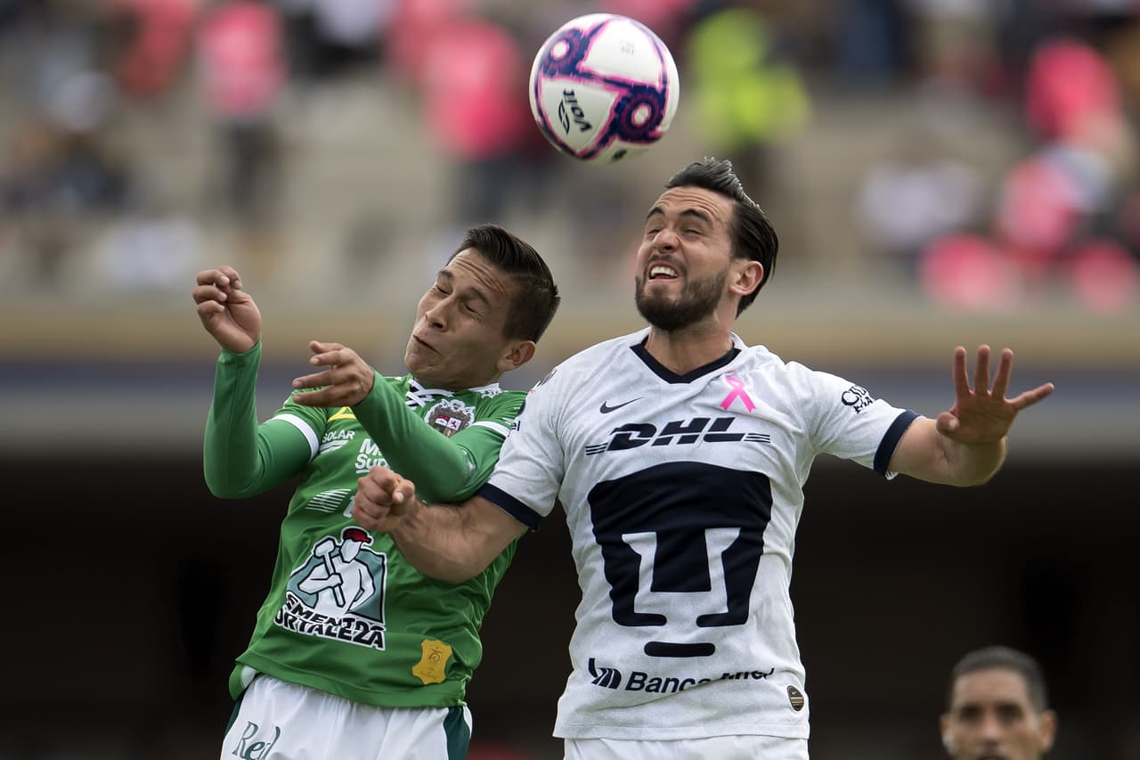 Pumas 1-2 León. Con goles de Macías y Tesillo, para La Fiera; por los locales descontó Carlos González.