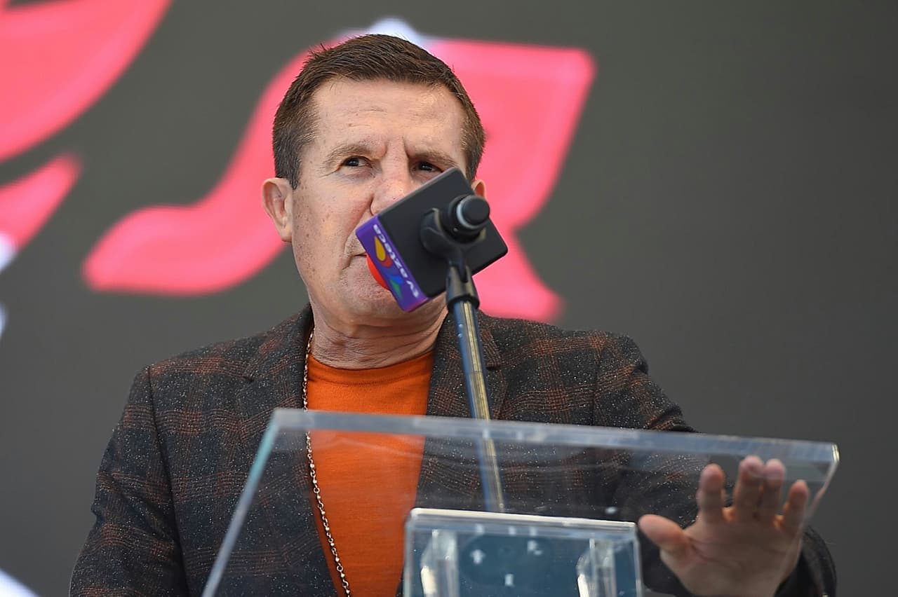 También los que hablaron frete a los micrófonos fueron Oscar de la Hoya, Julio César Chávez y Chepo Reynoso.