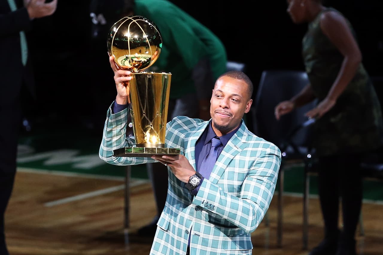 Pierce presume y levanta el trofeo de campeón.