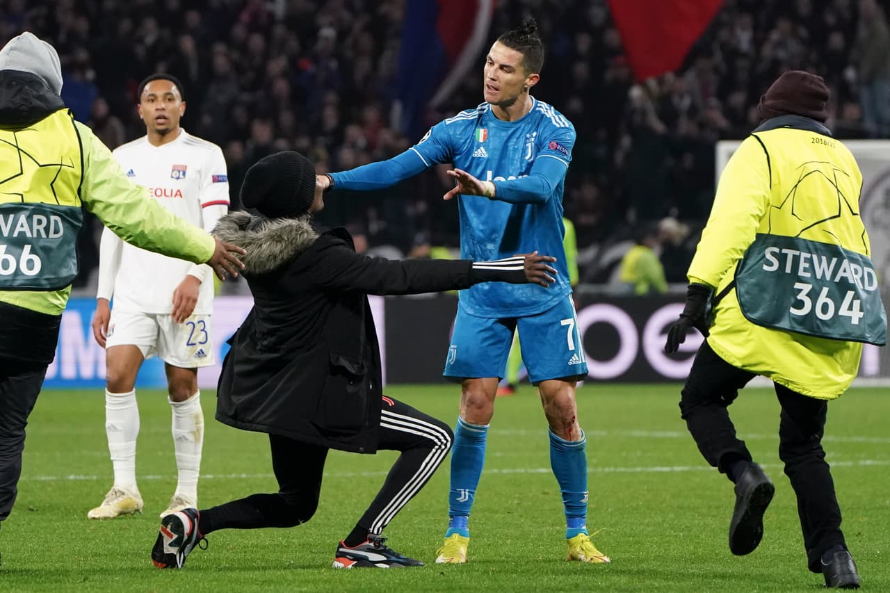 A un minuto de concluir el tiempo agregado, un fan saltó a la cancha e intentó tomarse una foto con Cristiano Ronaldo, quien se molestó porque la Juve apretaba para buscar el empate y el fan les rompió el ritmo.