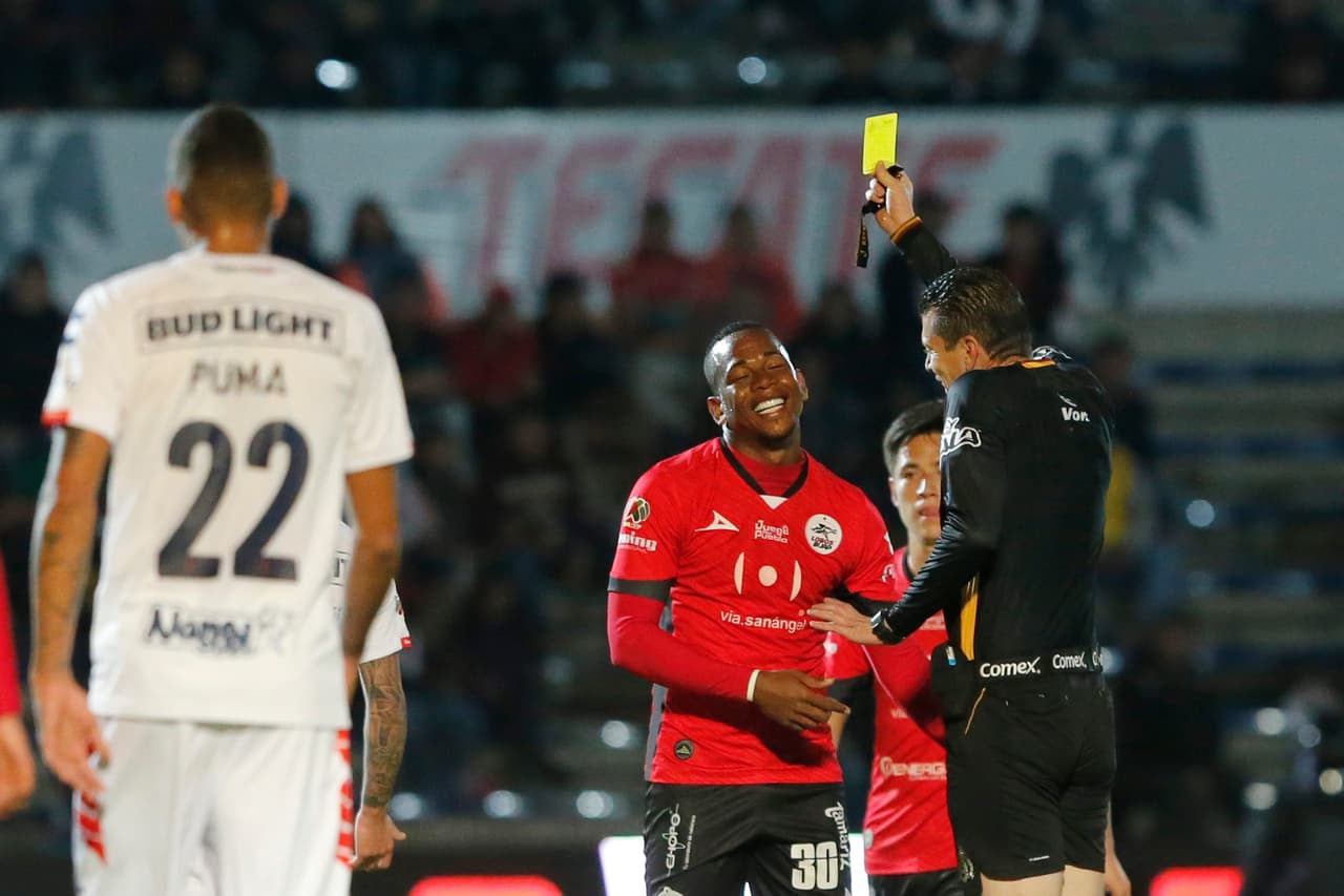 Prueba de lo trabado y ríspido del partido es que se sacaron seis tarjetas amarillas, tres por bando para bajarle las revoluciones a ambos equipos.