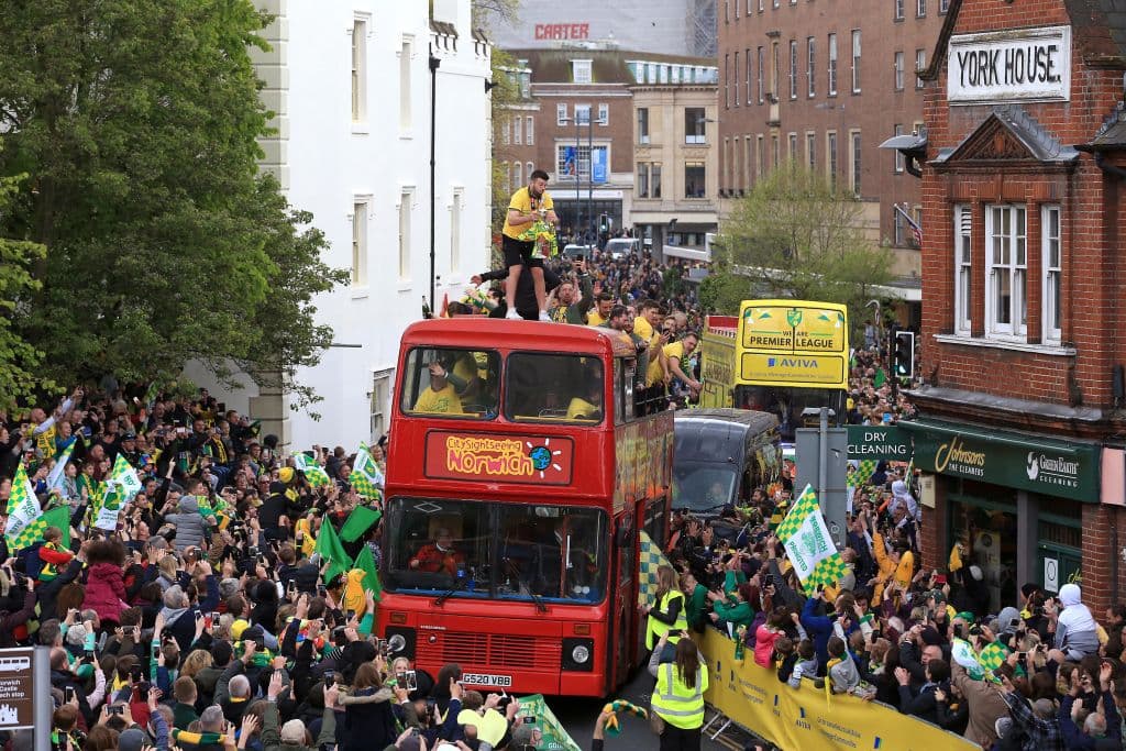 Así festejaron los futbolistas, aficionados, y todos los involucrados con el Norwich City en el desfile realizado en la ciudad de Norwich, en Norfolk, Inglaterra, donde celebraron el título obtenido en The Championship y su regreso a la Premier League para 2019-20. Incluso jugaron en el estadio Carrow Road un interescuadras para deleitar a la afición.