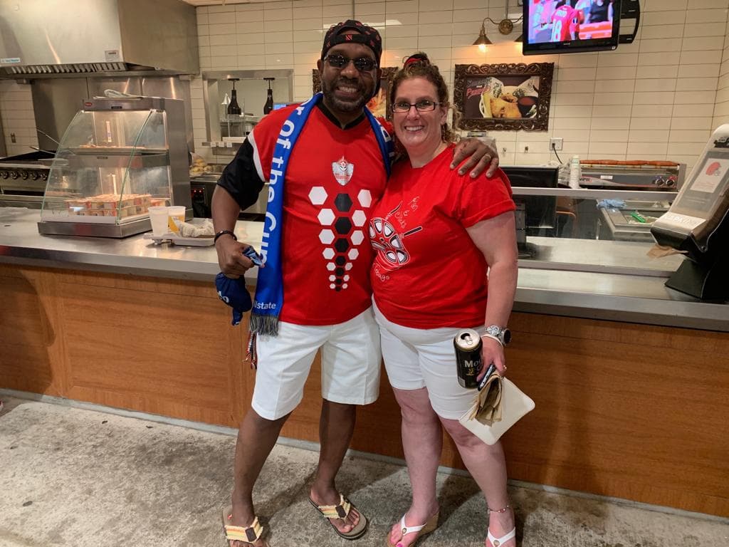Los fanáticos estadounidenses y trinitenses se preparan en el FirstEnergy Stadium de Cleveland, Ohio, para su encuentro en el Grupo D de la Copa Oro.