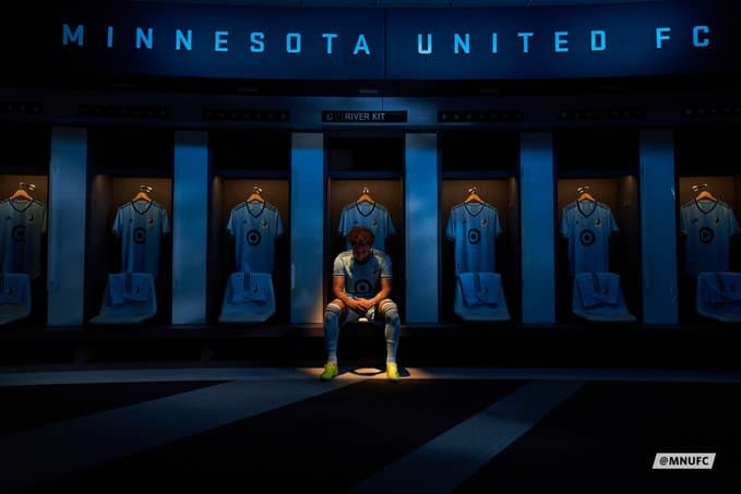 Minnesota United presentó este viernes a su nueva camiseta, llamada 'the River Kit' ('la Casaca del Río), la primera en la historia de la franquicia que tiene al azul-celeste como color principal.
<br>