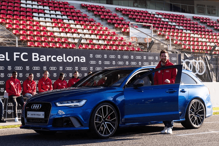 Siguiendo con Audi, también posee un Audi R8 Spyder descapotable del R8. La versión más potente tiene un propulsor 5.2 V10 que llega a los 550 CV.