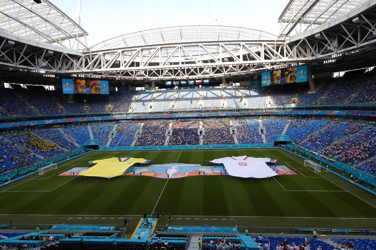 Suecia, de último minuto, derrota a Polonia 3-2 en el Grupo E de la Euro 2020 y califica como primer lugar a Octavos. Emil Forsberg anotó doblete durante el encuentro y Viktor Claesson se encargó de anotar el tercer tanto, mientras que los goles de Robert Lewandowski no le alcanzó a la escuadra polaca y queda fuera de la competencia.