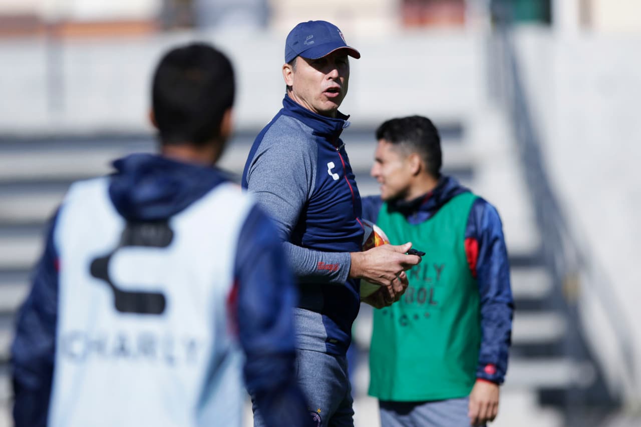 El nuevo técnico de Veracruz, Robert Siboldi, dirige la pretemporada con la necesidad de no pagar la multa económica al ser último en la tabla de descenso.