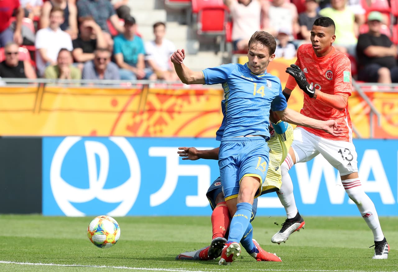 Quien sí lo pudo hacer, casi que en la primera de peligro, fue Danylo Sikan al minuto 11 aprovechando un error grosero de la zaga sudamericana.