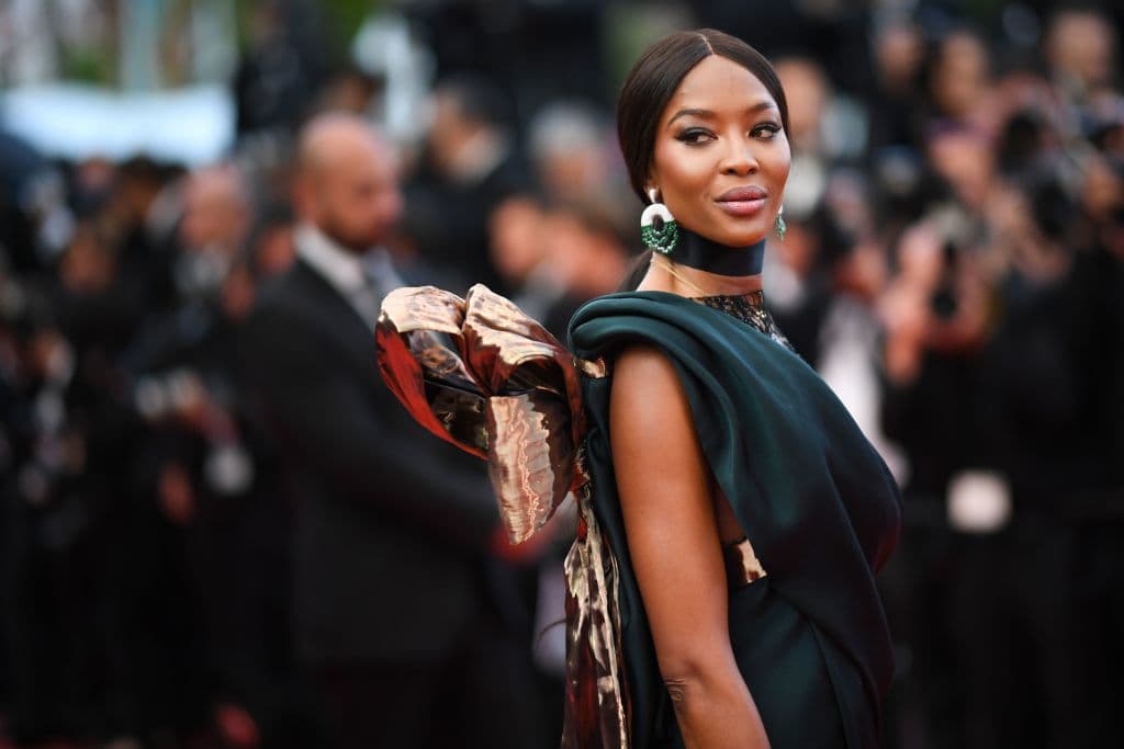 "Ella acaba de comenzar a saludar, lo cual es divertido. Se ríe mucho. Casi está hablando", dijo, y agregó: "Creo que podría caminar antes de gatear. Y ya tiene seis dientes", continuó.