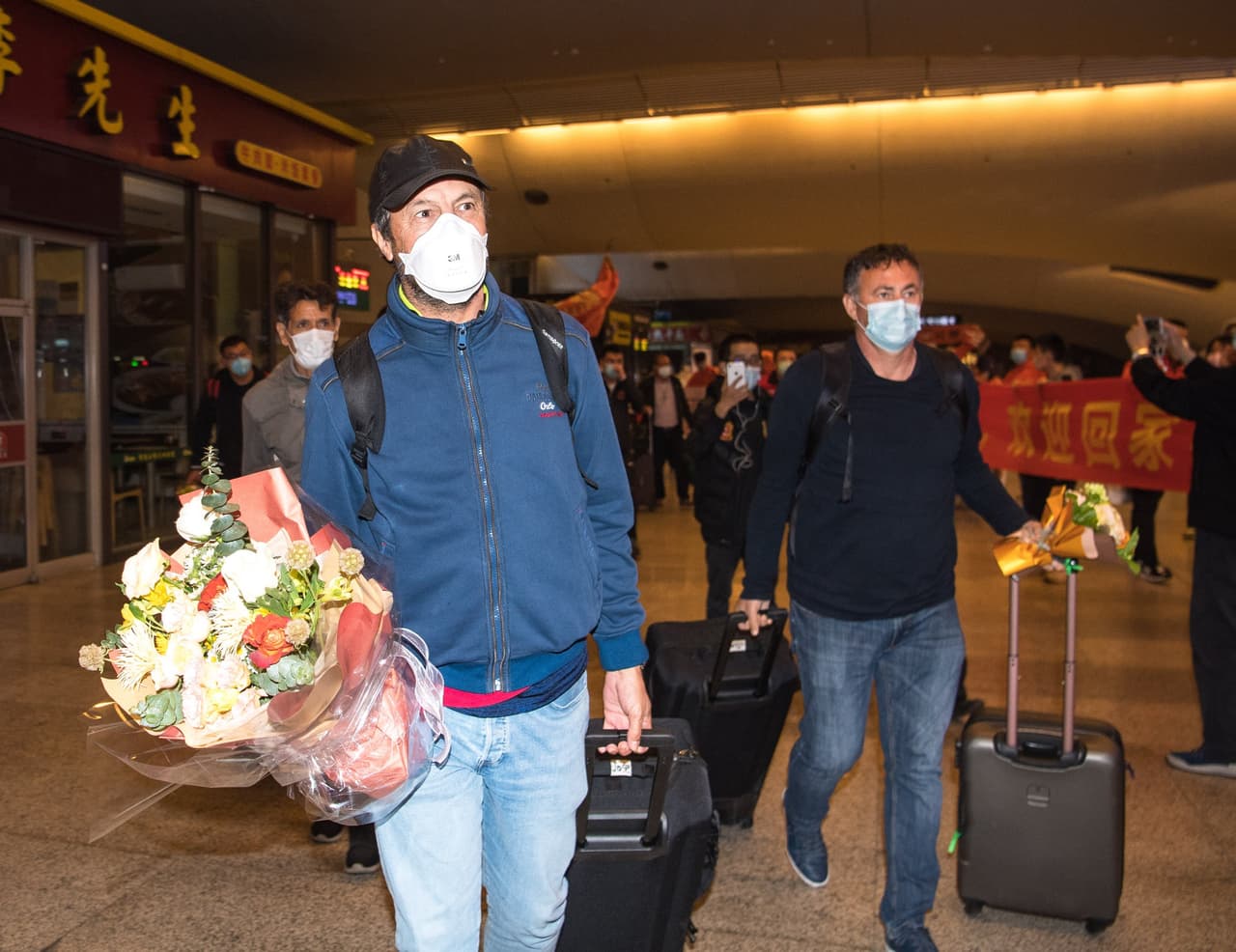 Hoy regresaron luego de casi tres meses y la afición los recibió como héroes, con detalles como ramos de flores, mantas y mucha emotividad.
