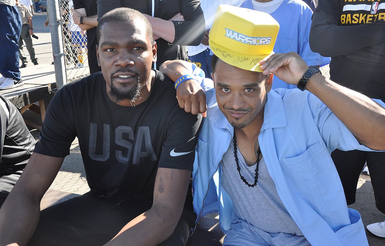 Kevin Durant disfrutó de su primera visita y los reclusos se mostraron emocionados por la visita.