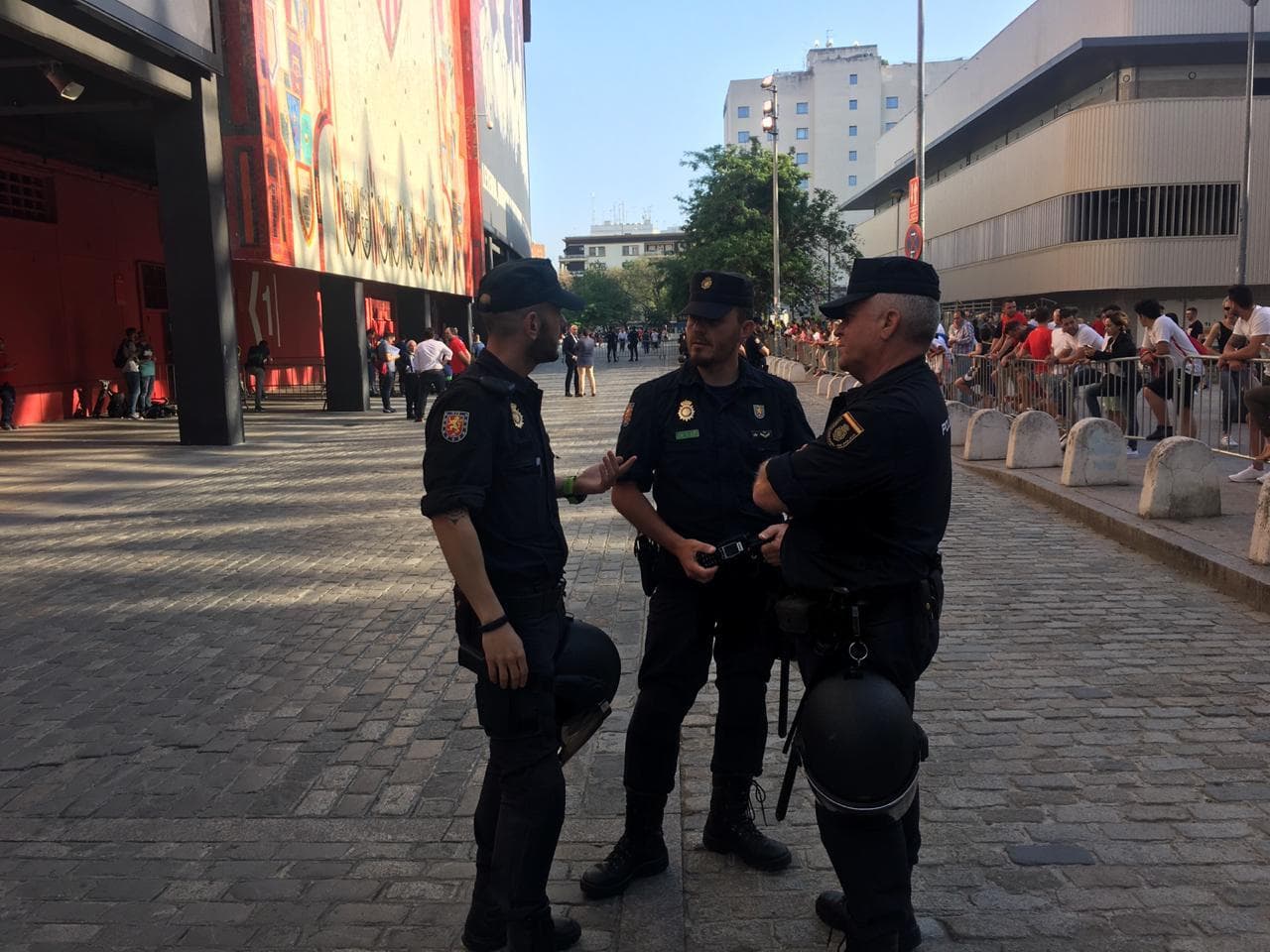 Los policías reguardarn el orden en las afueras del Estadio Ramón Sánchez Pizjuán para el juego entre Sevilla y Leganés por la jornada 36 de LaLiga.