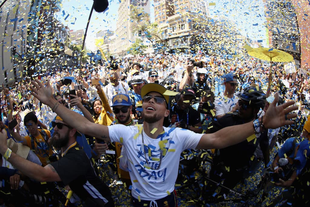 Para algunos sigue fresco el recuerdo de que los Golden State Warriors se coronaron la pasada campaña, pero la próxima está a 70 días. El sitio Oddshark lanza sus predicciones en cuanto a triunfos.