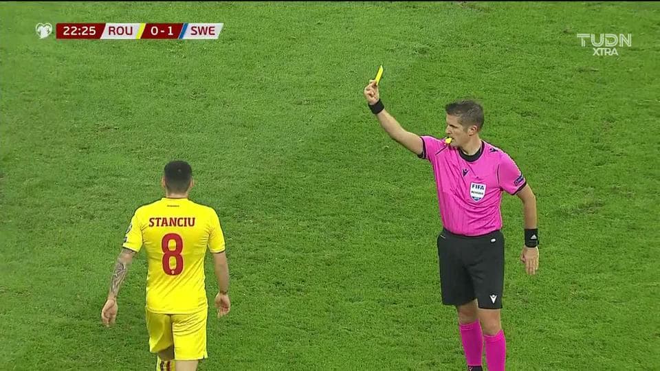 Tarjeta amarilla. El árbitro amonesta a Nicolae Stanciu de Romania