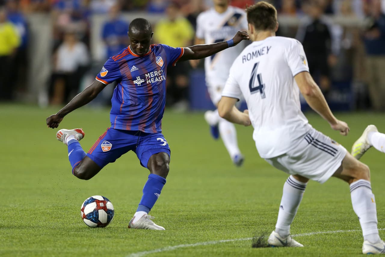 En el segundo tiempo buscó el descuento el equipo local con el delantero Kekuta Manneh (izquierda), pero el esfuerzo fue en vano.