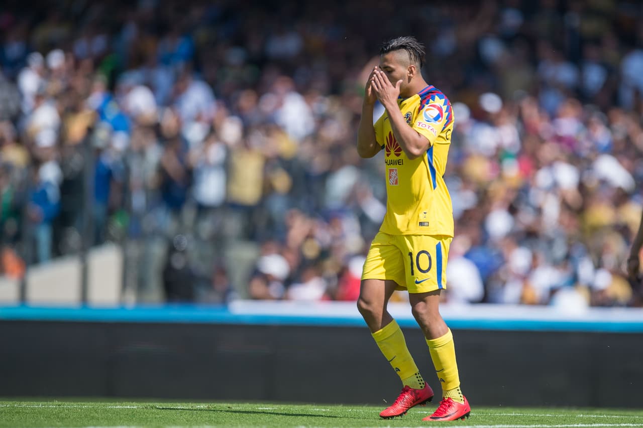Por el lado de las Águilas, Cecilio Domínguez tuvo quizás la más clara de la primera mitad cuando remató adentro del área, pero el portero Saldívar se lució con los guantes.