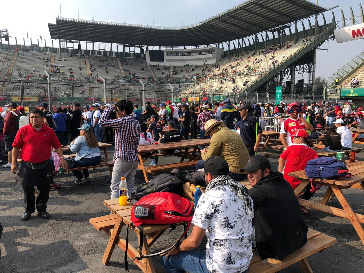 Aficionados conviven en familia previo al inicio de la Fórmula 1 en el Autódromo Hermanos Rodríguez.