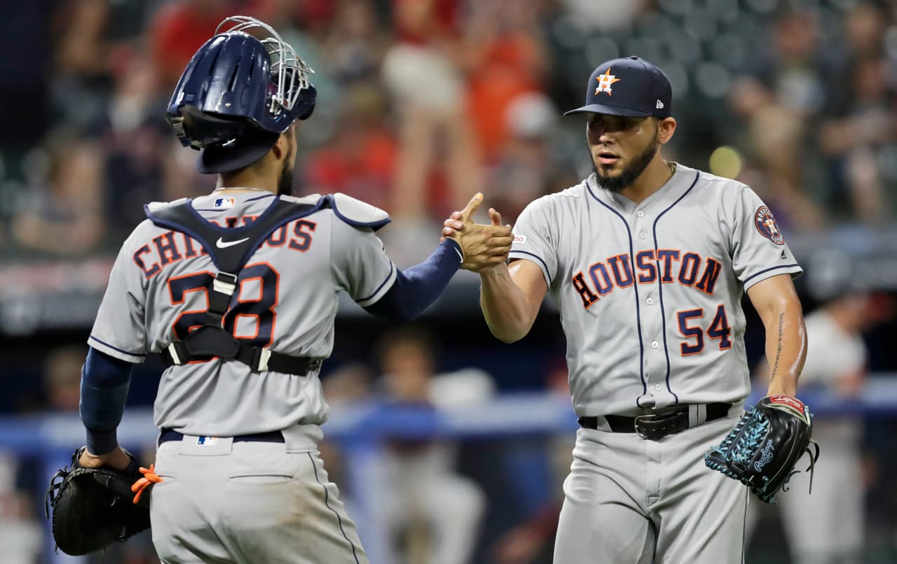 Roberto Osuna logra rescate 24 en blanqueada de Astros