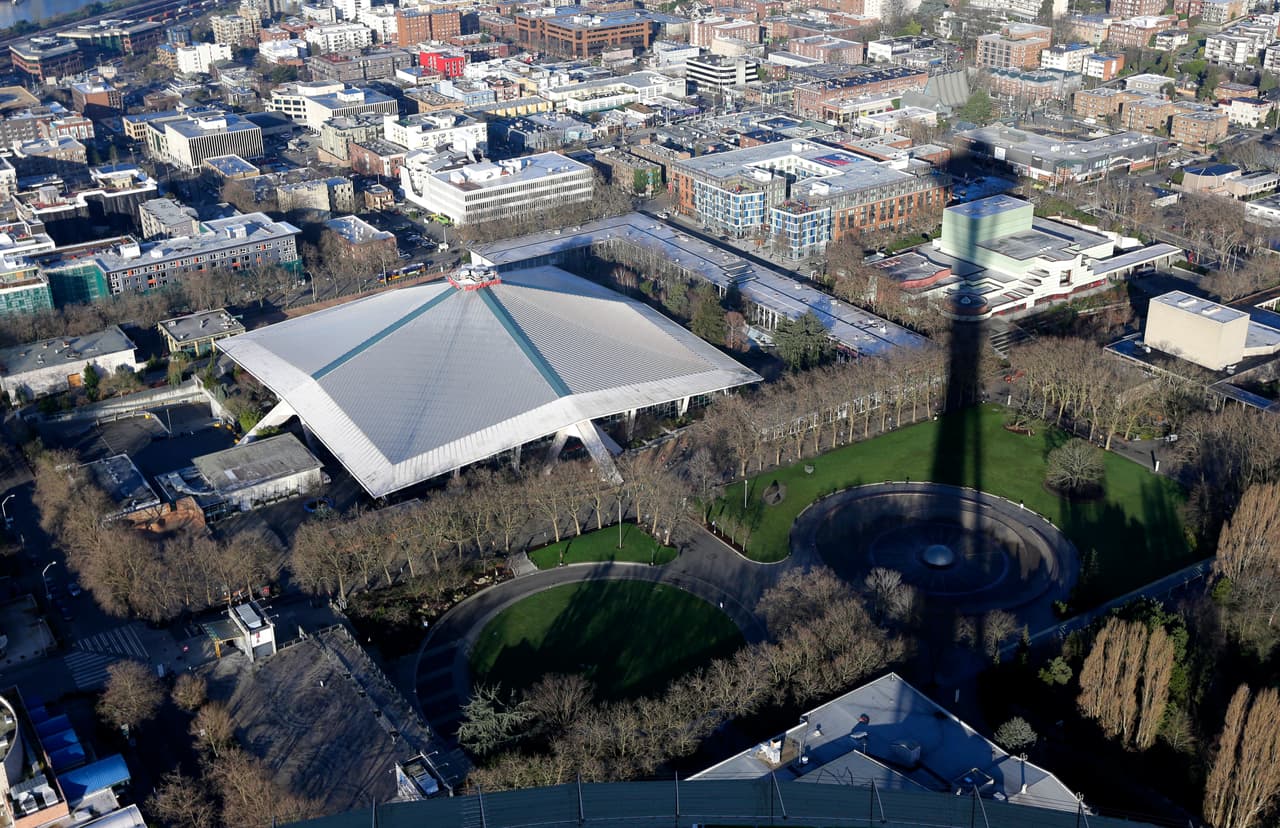 En esta foto de archivo del 26 de marzo de 2020, se aprecian las obras de construcción de la KeyArena en Seattle (AP Foto/Ted S. Warren)