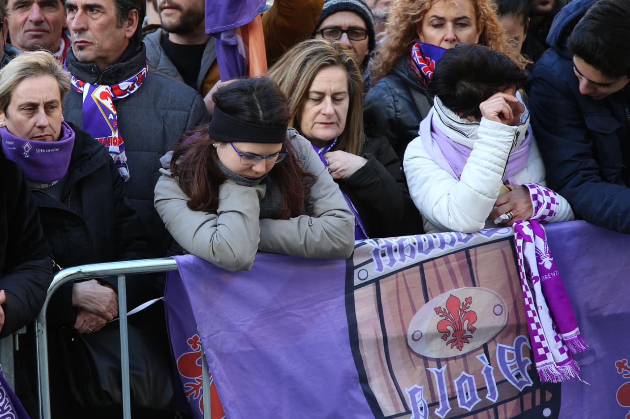 Este jueves, en Florencia (Italia), se llevó a cabo el funeral del futbolista italiano Davide Astori, quien falleció el pasado fin de semana en la concentración de la Fiorentina. La Piazza della Croce se colmó con cerca de 7,000 aficionados que despidieron a su capitán.