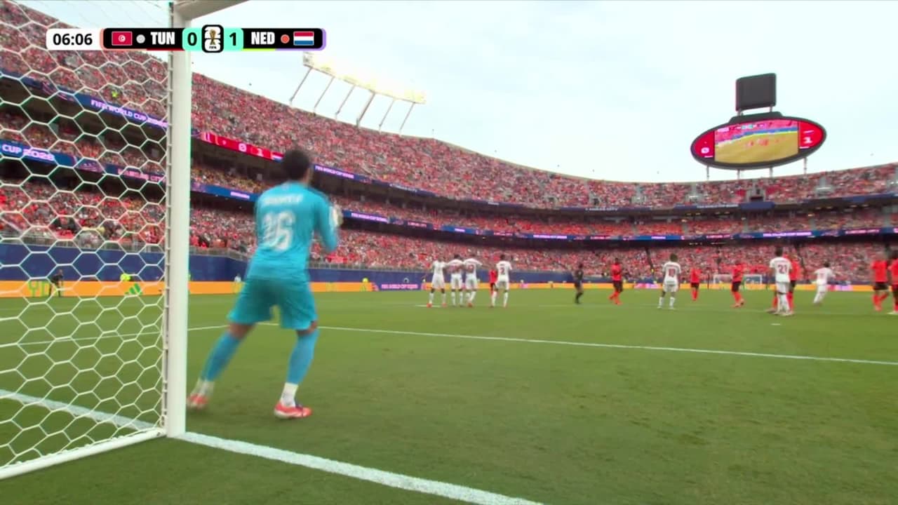 ¡GOL!  anota para Holanda. Brian Brobbey