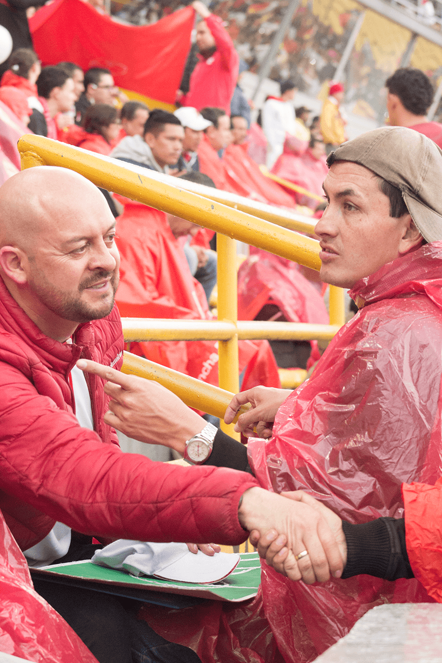 José Richard ubica su silla auxiliar de espaldas a la cancha. Así puede sentarse de frente a César, quien ve el juego y se lo narra directamente.