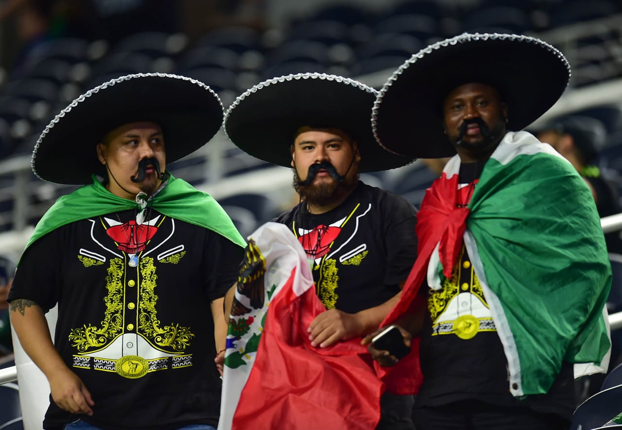 La afición mexicana, a pesar del mal clima en Dallas, se acercó al AT&T Stadium con su belleza y colorido para apoyar al Tri en el segundo partido de la Fecha FIFA, después de ganarle a Islandia en Santa Clara la semana pasada.