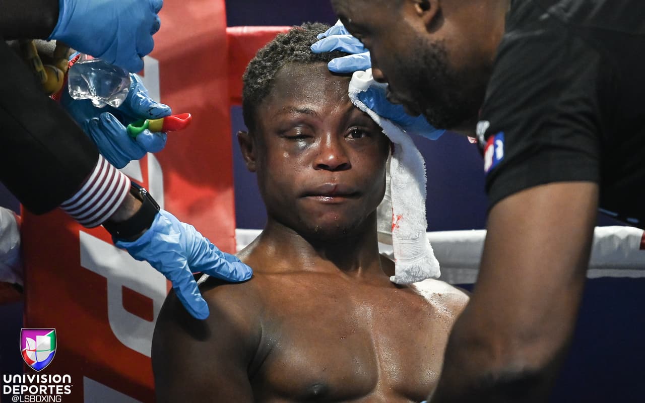 Emanuel 'Vaquero' Navarrete dio la sorpresa ante Isaac Dogboe, luego de vencerlo por decisión unánime para arrebatarle al ghanés su cetro mundial supergallo de la OMB.