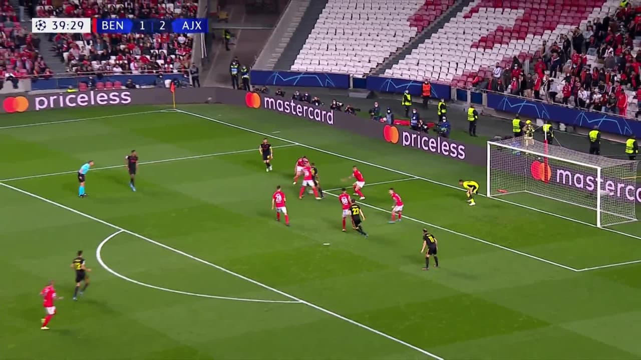 ¡TIRO ATAJADO! disparo por Noussair Mazraoui.