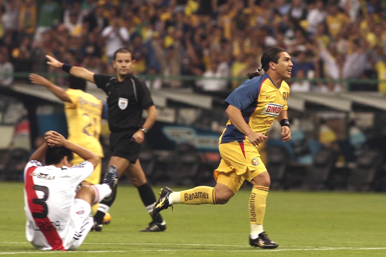 Al minuto 69, Salvador Cabañas puso el 4-3: recibió de espaldas, se dio la vuelta en fracción de segundo y remató un potente derechazo que le rompió el arco a Carrizo.