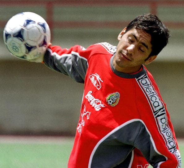Jorge Campos: Jugó con Pumas en cuatro etapas distintas y con ambos clubes fue campeón. Con los universitarios en la temporada 1990-1991 y con los celestes en el 97'.