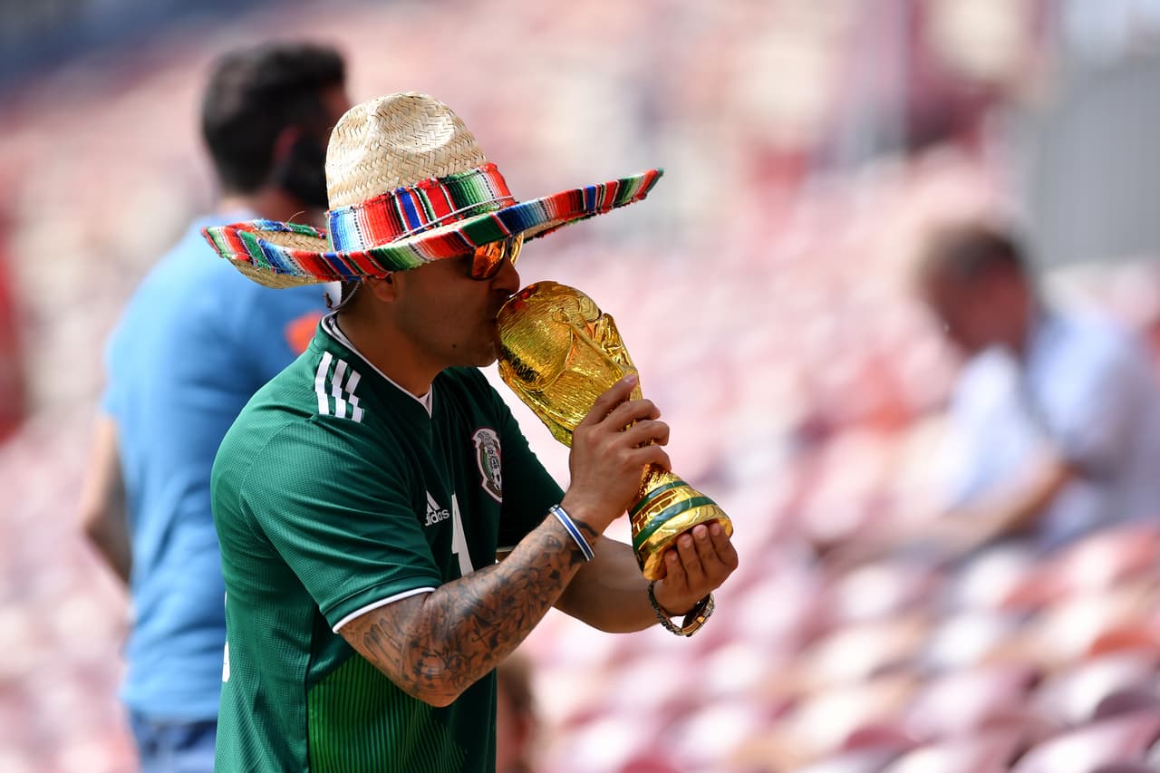 Los fanáticos de México sobresalieron frente a los de Alemania por sus atuendos, que entre sombreros, pinturas y demás, sin duda fueron más llamativos en medio del debut del grupo F del Mundial.