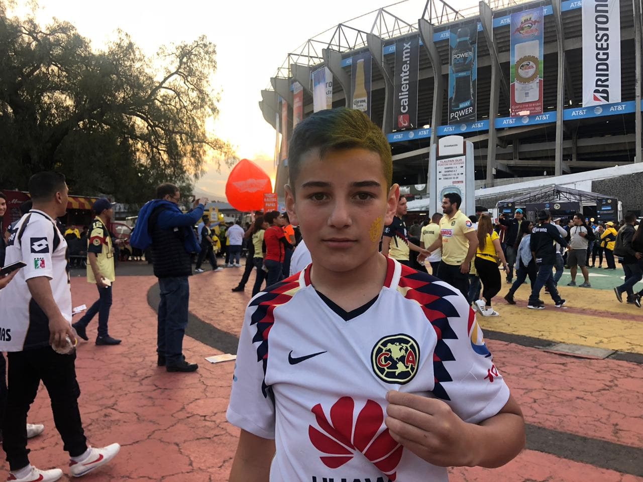 En las afueras del Estadio Azteca los fanáticos vivieron la antesala de la Semifinal entre América y Pumas.