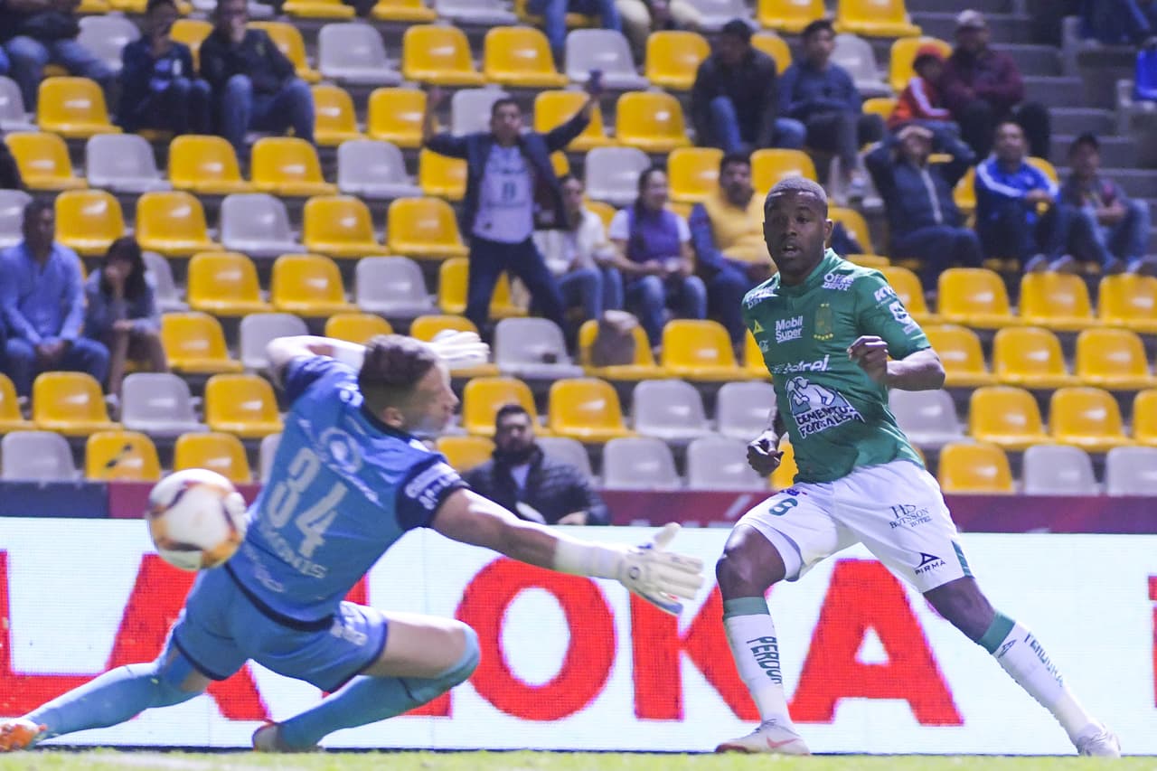 Comenzando el segundo tiempo, el costarricense Joel Campbell (derecha) selló el triunfo del líder del 
<a href="https://www.univision.com/deportes/futbol/liga-mx/*">Clausura 2019.</a>