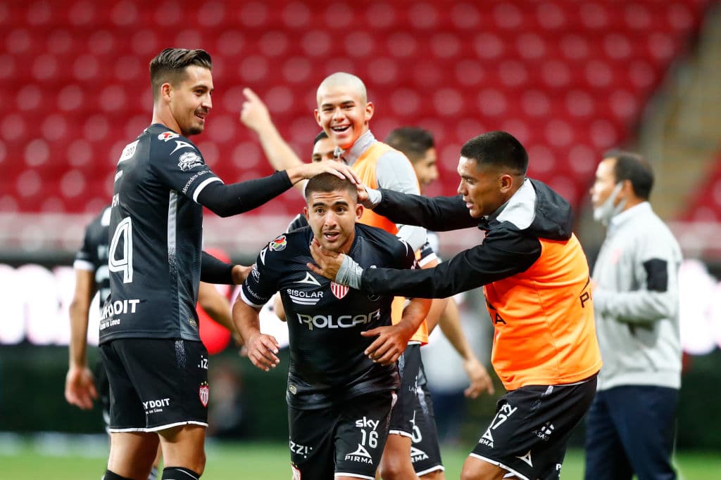 Ian González (39’) adelantó a los visitantes con un caño sobre Gudiño. Angulo (45+1’) emparejó los cartones tras recibir una asistencia de Brizuela. JJ Macías (53’) apareció para marcar autogol y regresarle la ventaja a los Rayos; volvió a aparecer al 90+4’ para redimirse y rescatar un punto en casa. Necaxa llegó a 5 unidades y Chivas se queda con 6.