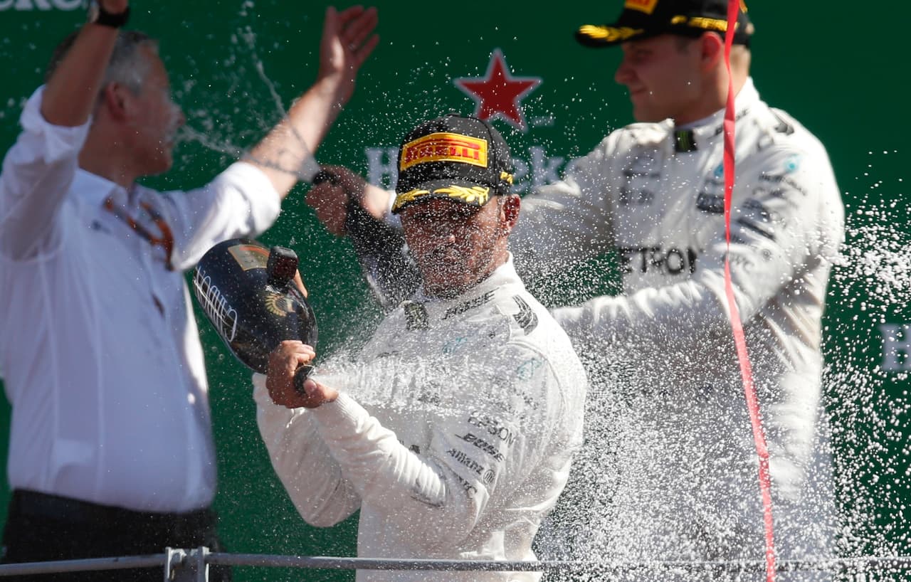 Lewis Hamilton se convierte en el primer piloto en ligar triungos en el presente campeonato. El Gran Premio de Italia fue la sexta carrera ganada por Hamilton en el año.