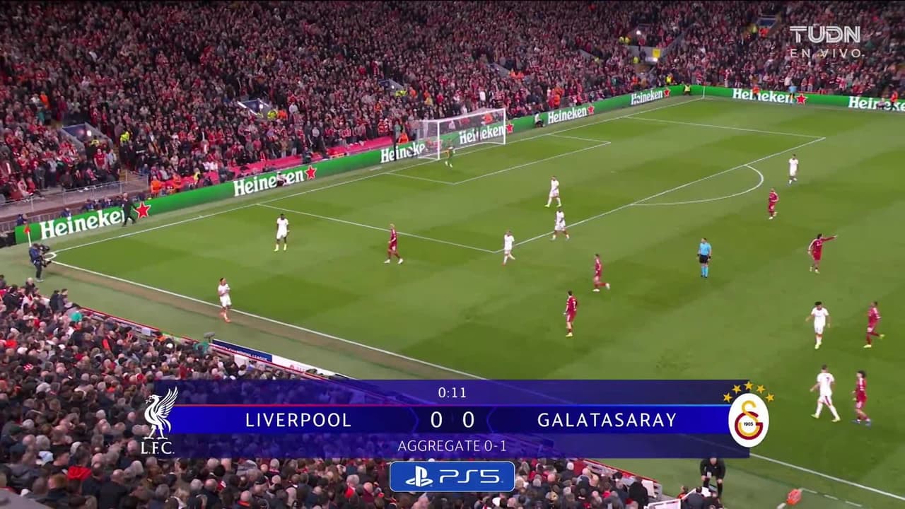 Arranca el partido y la pelota está en juego.