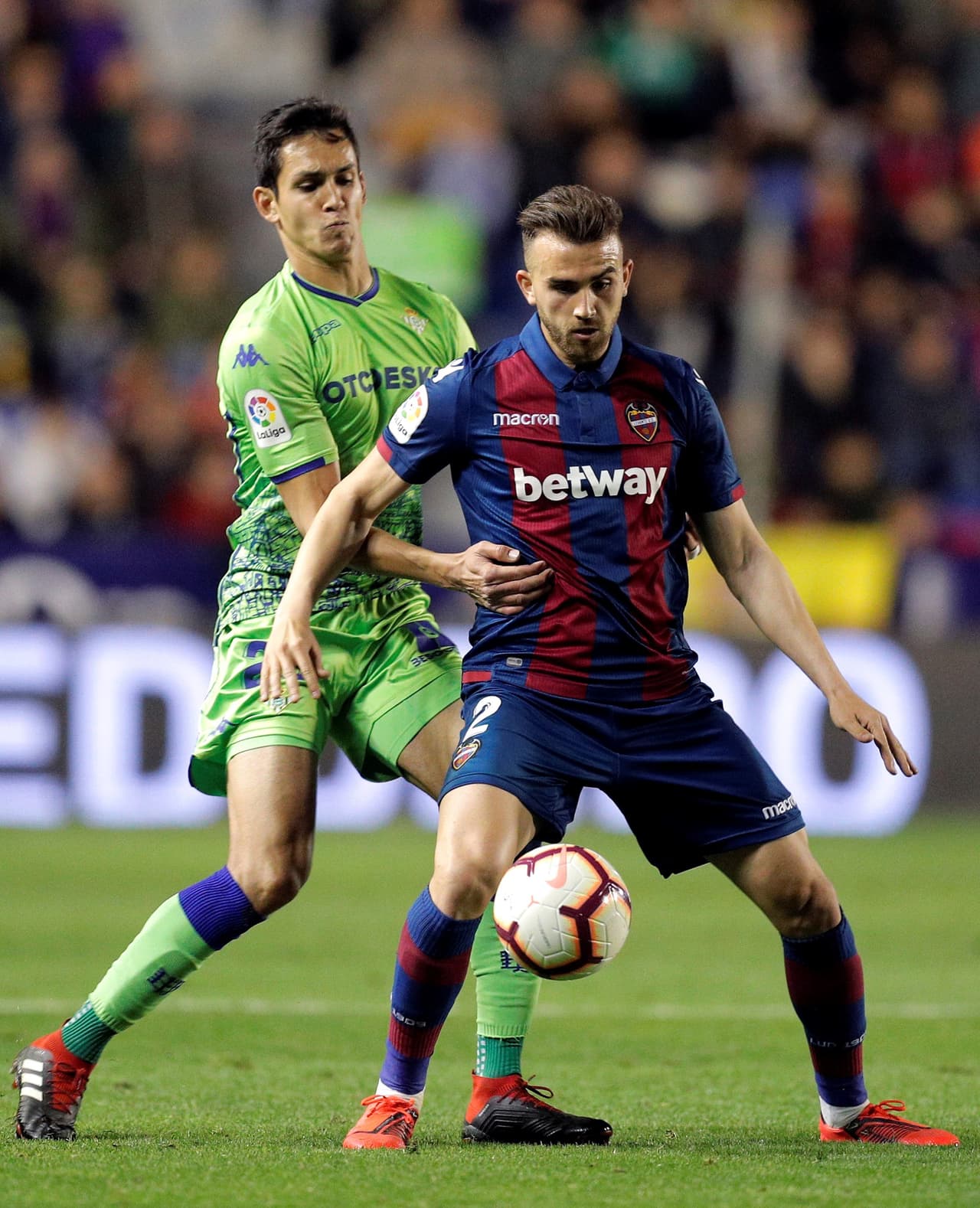 El delantero del Levante, Borja Mayoral (der), protege el balón ante el defensa argelino del Betis, Aissa Mandi.